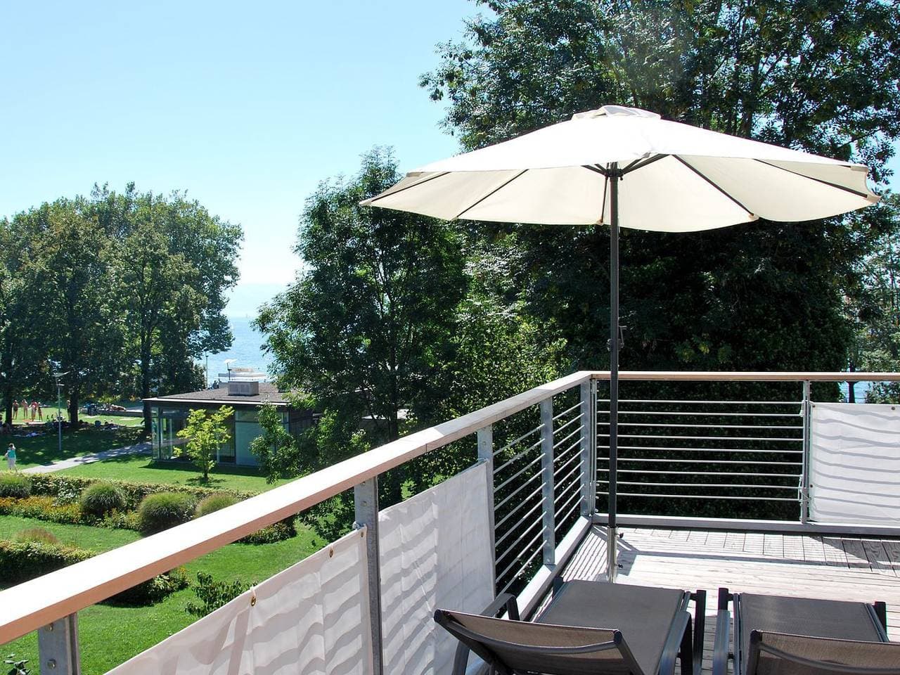 Foto 9 von 21: Ferienwohnung Am Landesteg - Maisonette mit 2 Balkonen exklusiv und am See