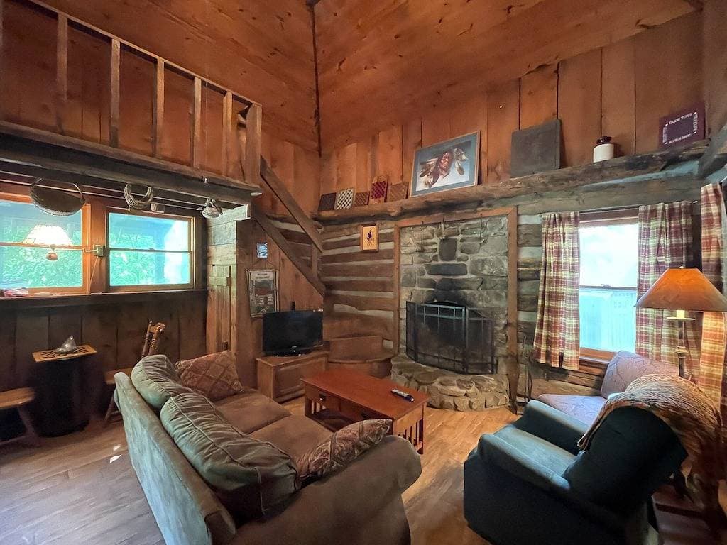 Foto 9 von 17: Cabins In The Pines Unit 3-Motorcycle Friendly-Wood Fireplace - Covered Porch