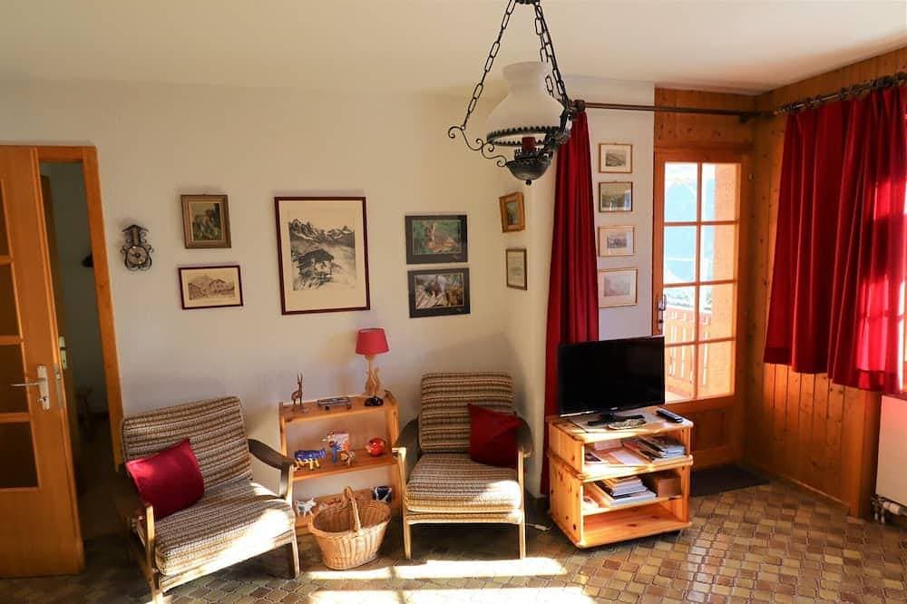 Foto 4 von 10: Außen: 2-Zimmer-Wohnung mit Südbalkon mit Blick auf das Matterhorn. Klappbare Terrassenmöbel. Für 2