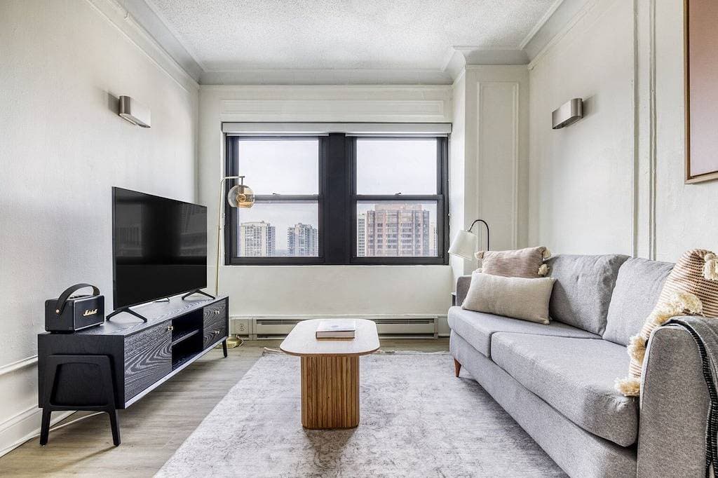 Foto 8 von 29: Tasteful Gold Coast 1Br w/ Doorman & Gym, 2 blocks to L, by Blueground
