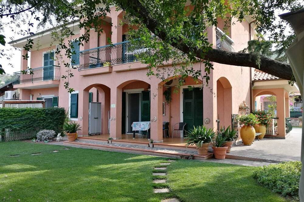 Foto 13 von 30: Apartment In Villa X 4 People About 2 Km From The Sea Hot-Hub Pool