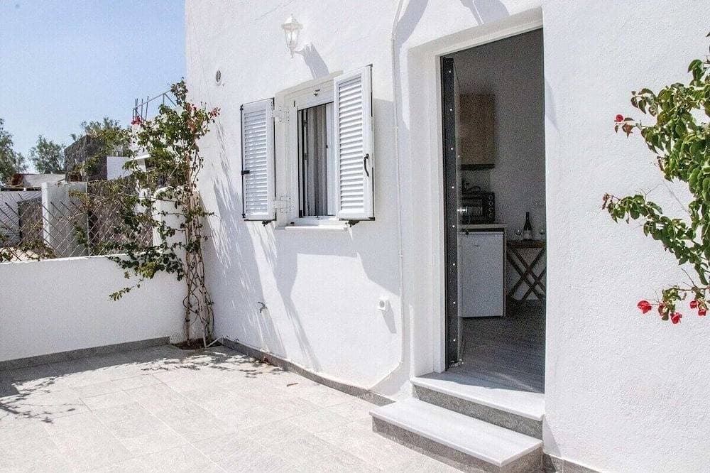 Foto 13 von 15: Black Sand Santorini Studio - 20m to Perissa Beach