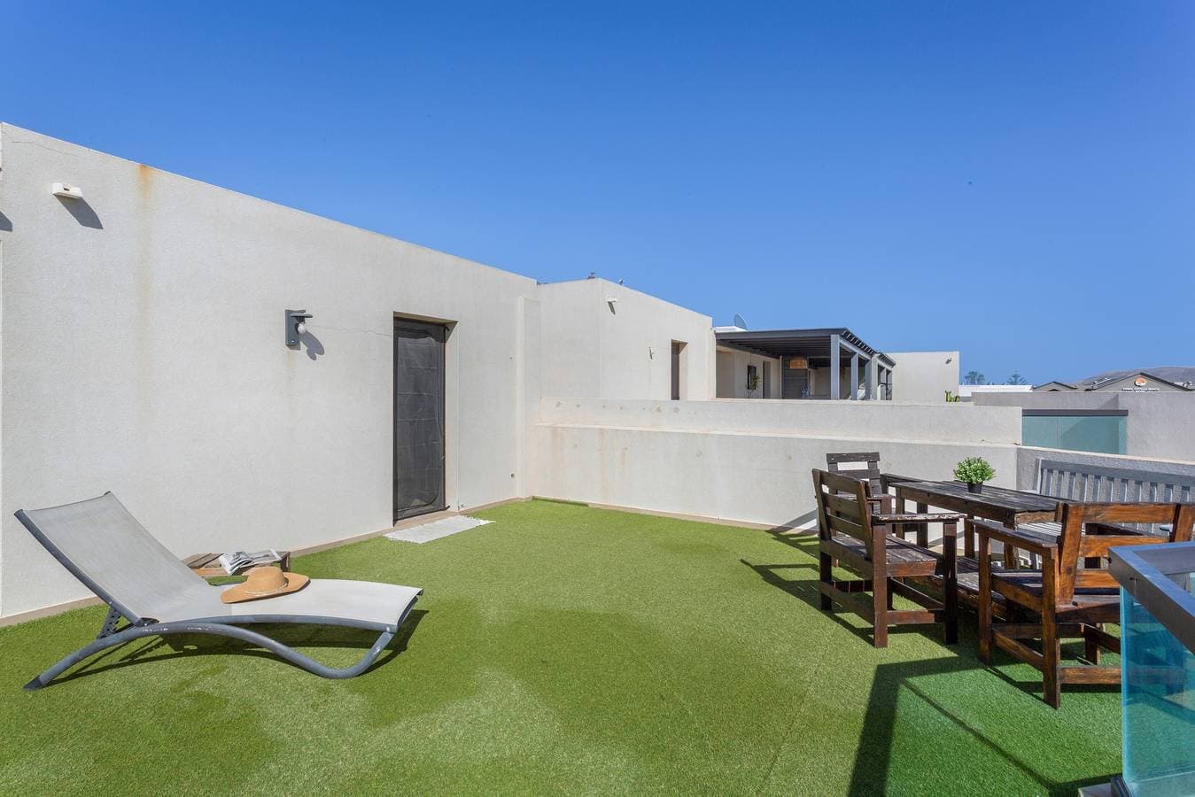 Foto 8 von 28: Ferienwohnung 'Oceanfront Apartment mit Pool', Bergblick, privater Terrasse & WLAN