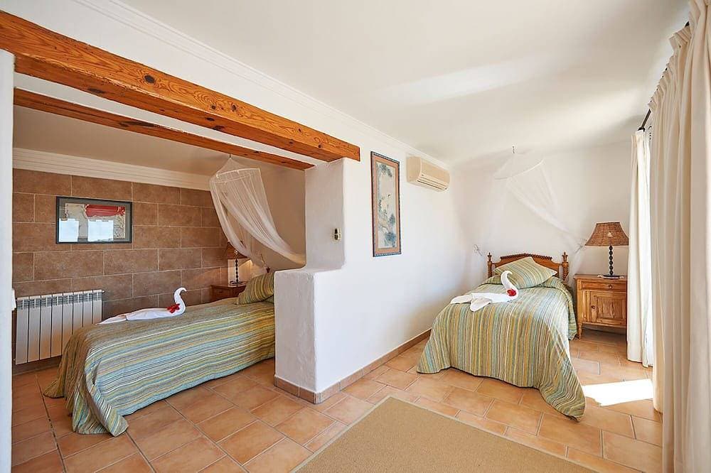 Foto 4 von 23: Traumhafte Unterkunft auf Mallorca mit Pool und Meerblick (Villa Sika)