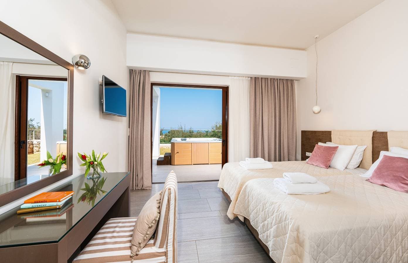 Foto 12 von 28: High-Spec Contemporary Villa with Garden, Jacuzzi and Walk-to-Tavernas Location