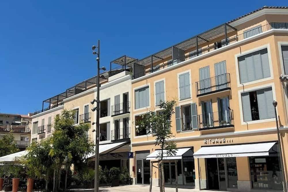 New 3 beds apartment in Old town Antibes. Garage 1