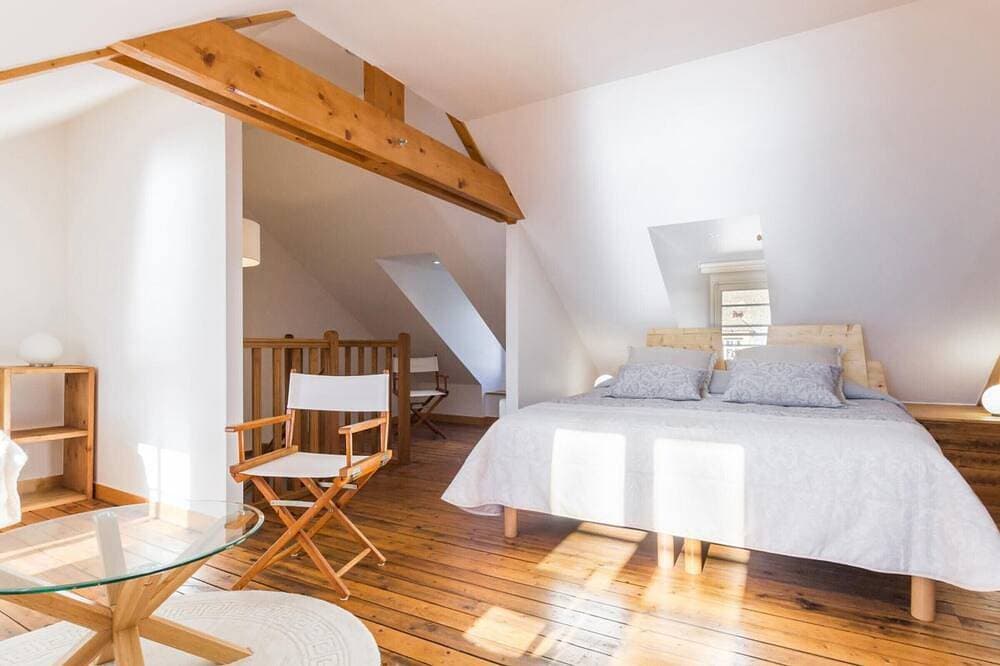 Foto 4 von 21: Renoviertes Stadthaus in St Denis-le-Vêtu, Hafenblick