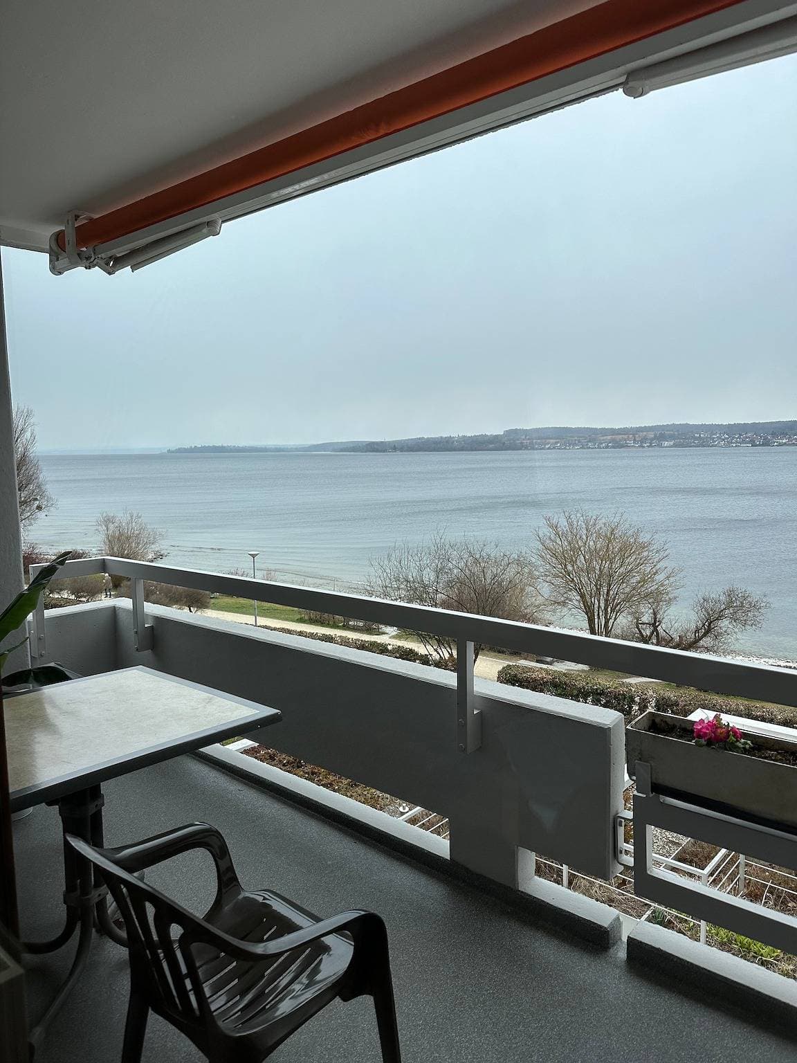 Foto 6 von 12: Gästehaus 'Fewo Strandweg Überlingen' mit Bergblick, Gemeinschaftsgarten und Balkon