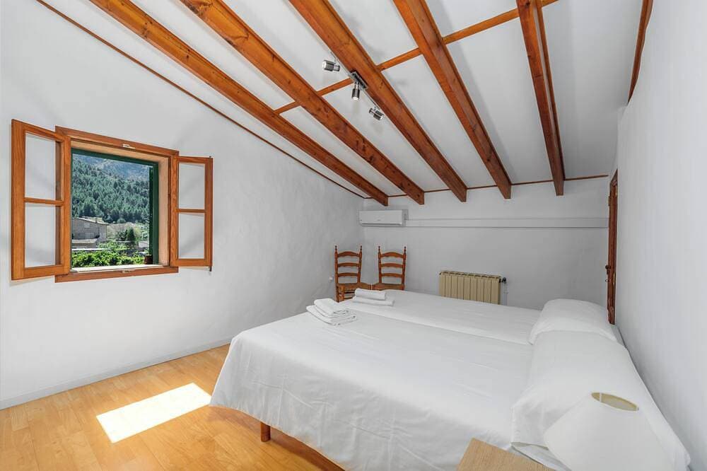 Foto 2 von 25: Traditionelles mallorquinisches Haus mit atemberaubendem Blick auf die Berge.