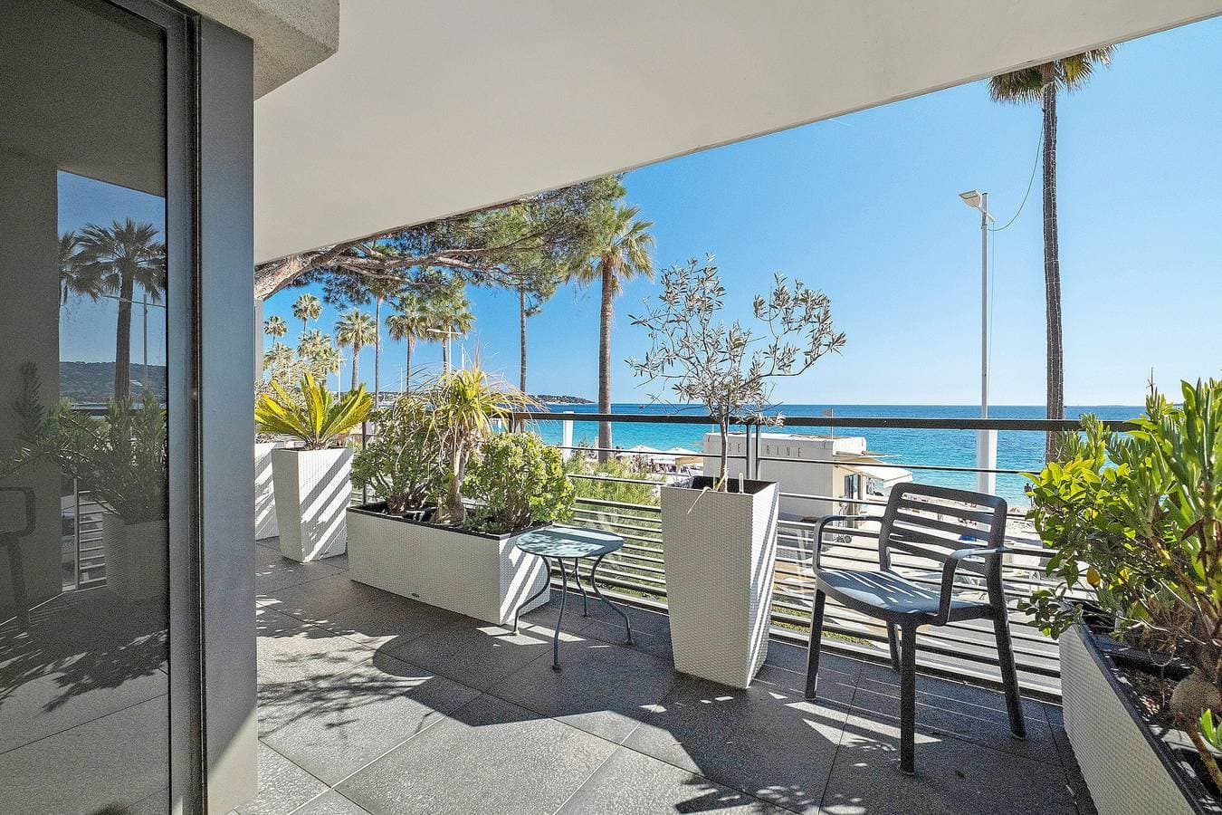 Foto 2 von 23: Juan les Pins Meeresfront – Neues 1-Zimmer-Apartment mit Meerblick, Terrasse, Garage