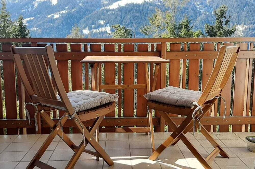 Foto 9 von 10: Außen: 2-Zimmer-Wohnung mit Südbalkon mit Blick auf das Matterhorn. Klappbare Terrassenmöbel. Für 2