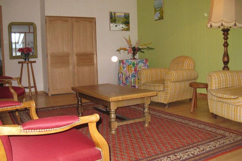 Foto 8 von 26: Freistehendes Haus in einem Dorf mit Geschäften mit der Bezeichnung 3 Sterne