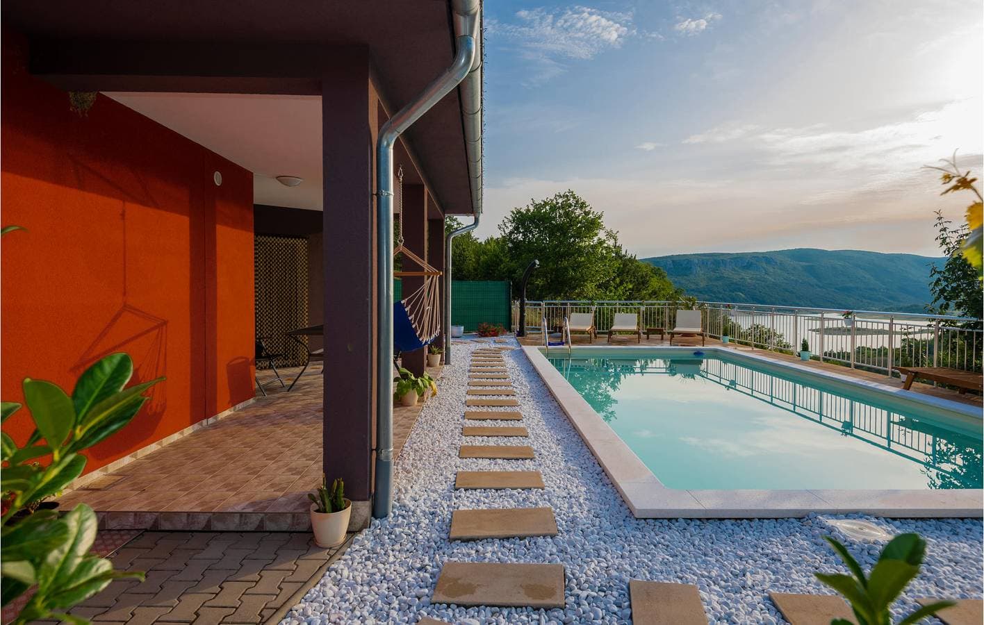 Foto 5 von 34: Moderne 2-Zimmer-Wohnung mit Pool, Terrasse und WLAN in der Nähe des Flusses Ričina