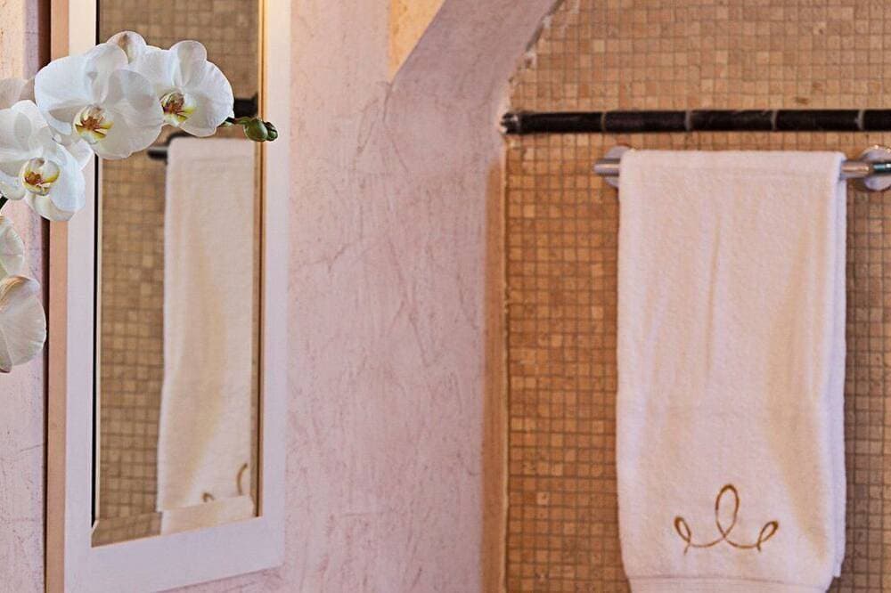 Foto 5 von 26: Wonderful Santorini Suite | Suite Azzurro | Private Heated Pool & Caldera View.