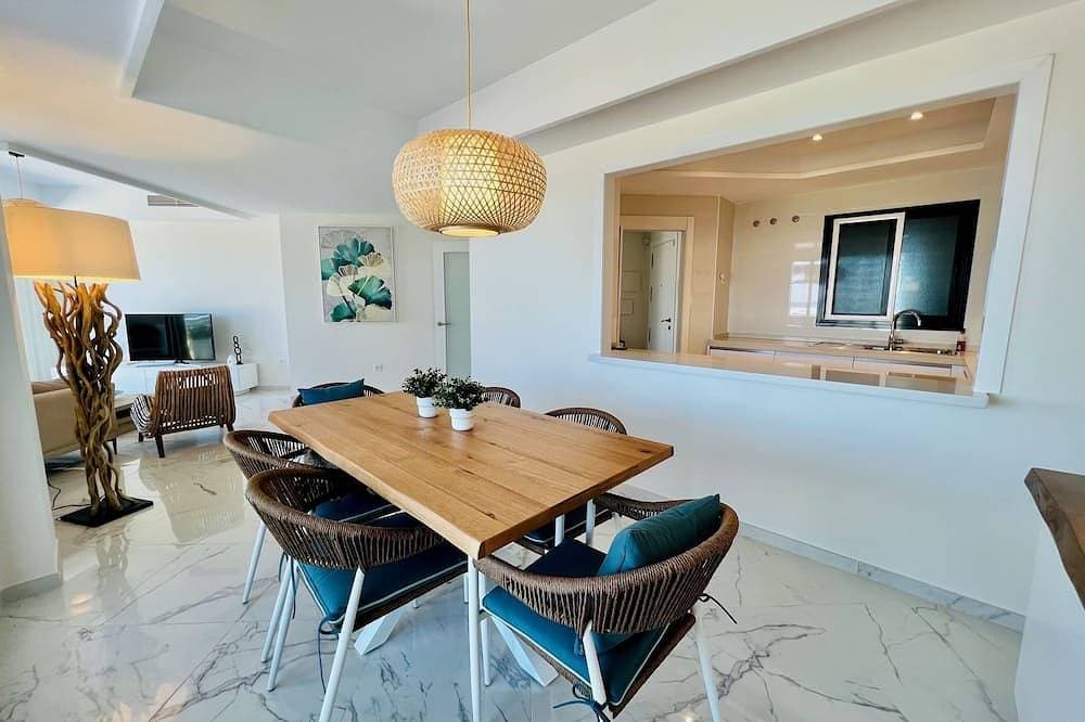 Foto 10 von 30: New Listing, Unique apartment beachfront. Large terrace to the sea