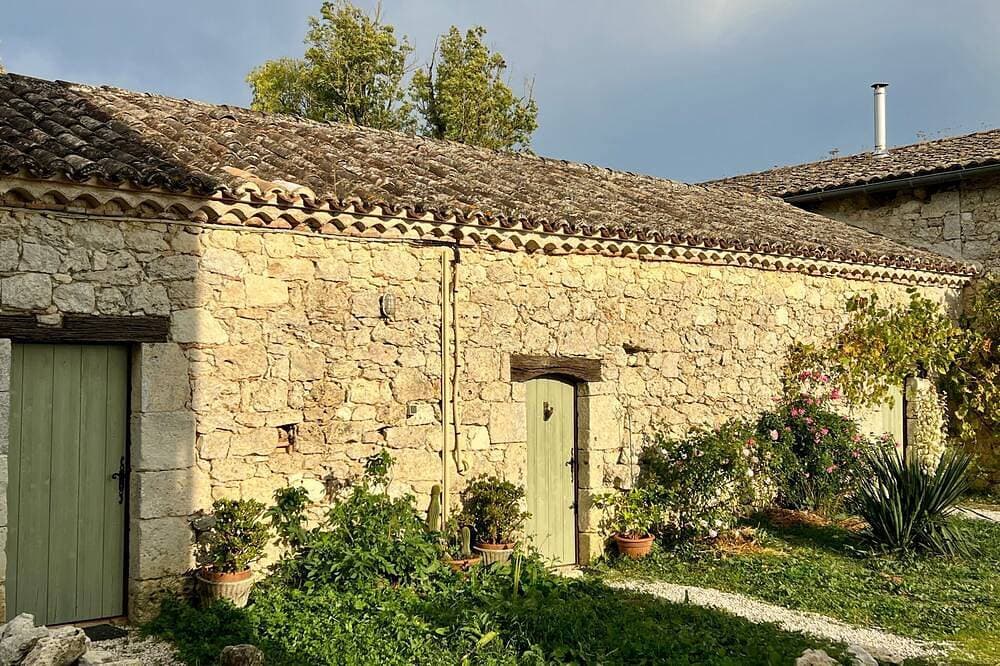 Foto 12 von 22: Gemütliches, ruhiges Steinhaus mit Pool und privatem Garten