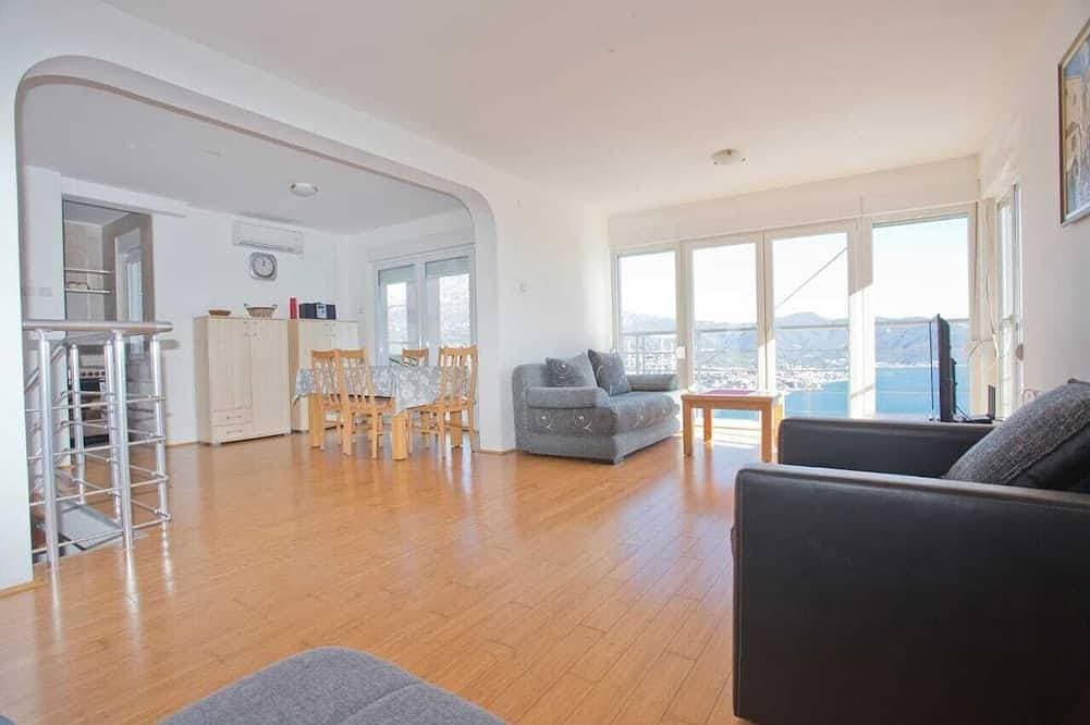 Foto 10 von 30: Spacious luxury villa with heated private pool & spectacular views of Boka bay