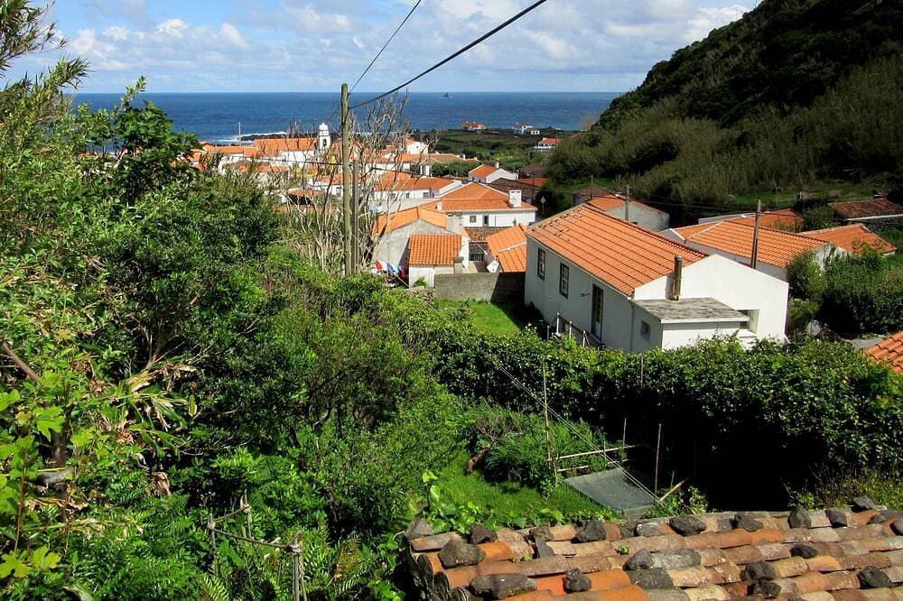 Foto 10 von 11: Meerblick über Europas westlichstes Dorf - Faja Grande, Flores Insel