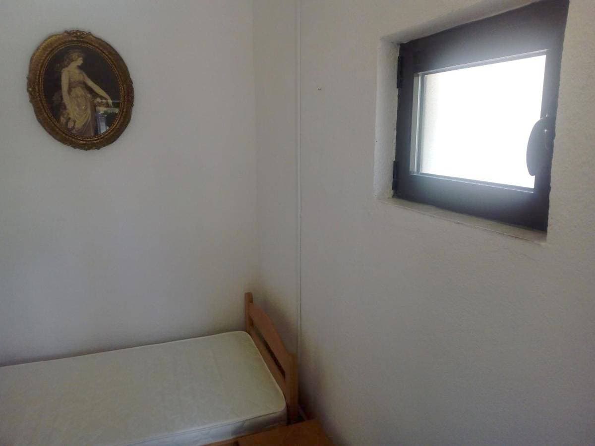 Foto 4 von 12: Twin Room with Shared Bathroom