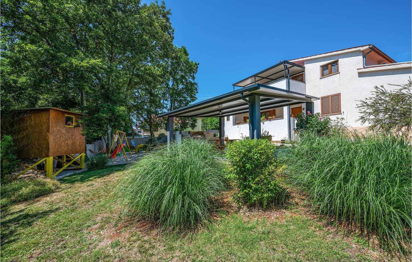 Geräumige 2-Zimmer-Wohnung mit Terrasse und Annehmlichkeiten 1