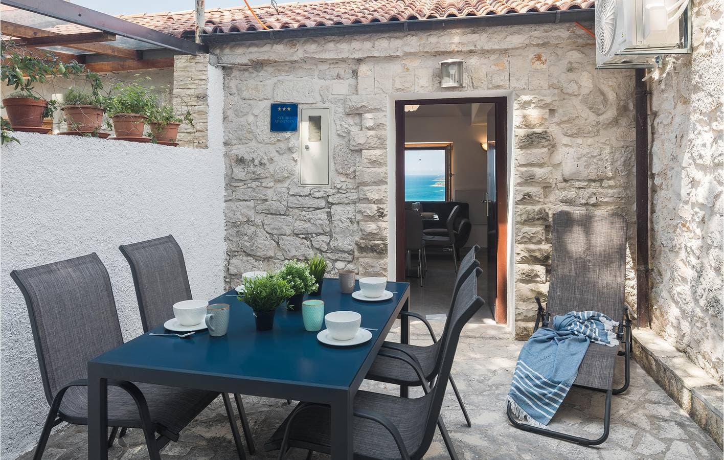 Foto 8 von 23: Gemütliche Ferienwohnung mit Terrasse, 2 km vom Strand entfernt – WLAN und Klimaanlage inklusive