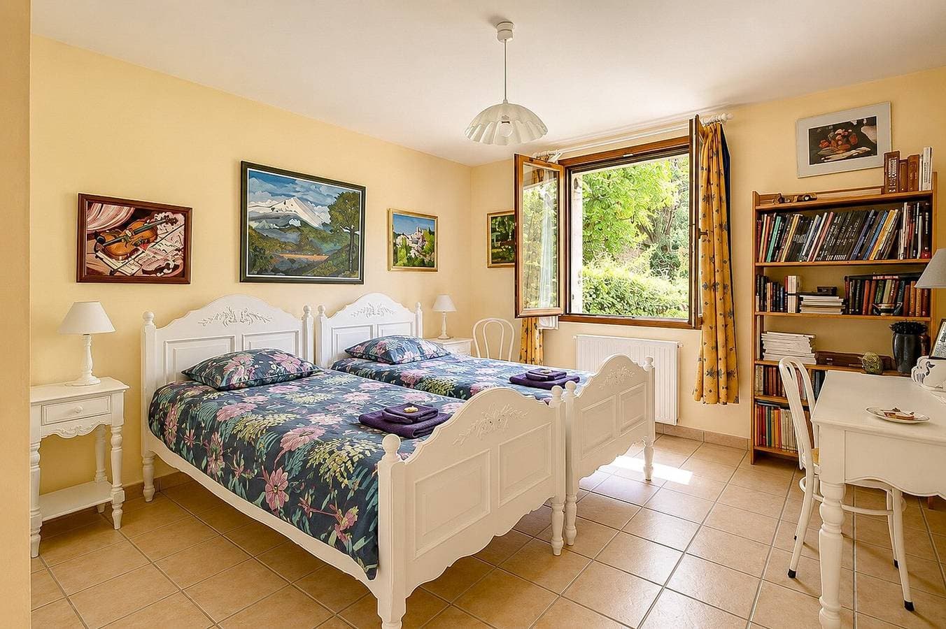 Foto 10 von 23: Gästezimmer 'Tromelin' mit privater Terrasse, WLAN und Ladestation für Elektrofahrzeuge