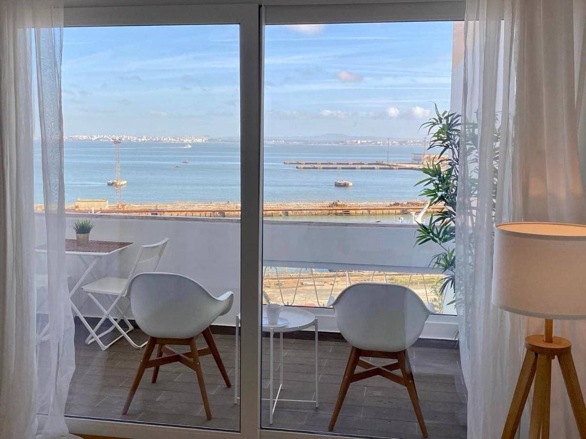 Lisbon South Bay modern apartment with river view 1
