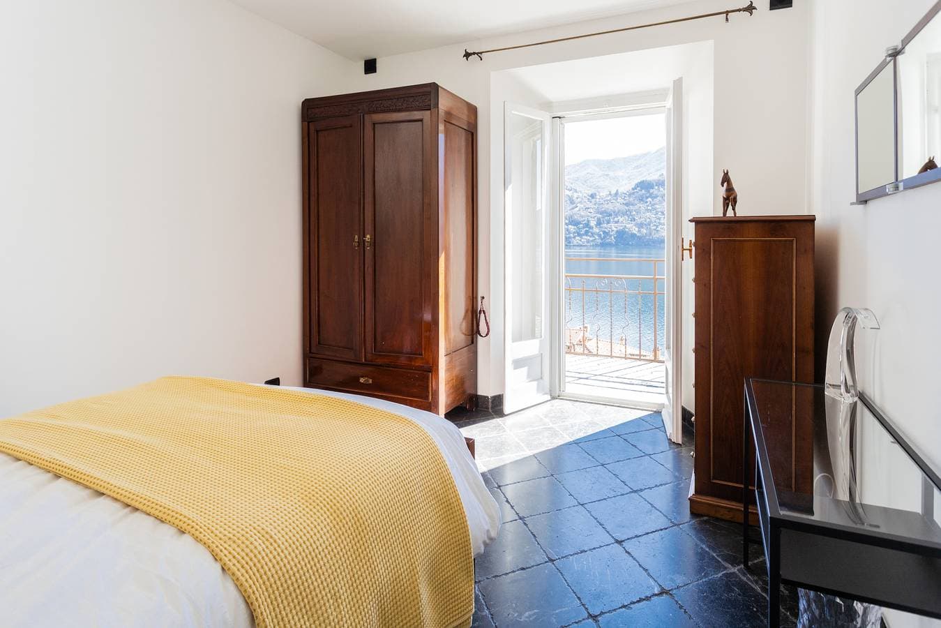 Foto 7 von 22: Lovely Apartment Overlooking Lake by RentAllComo