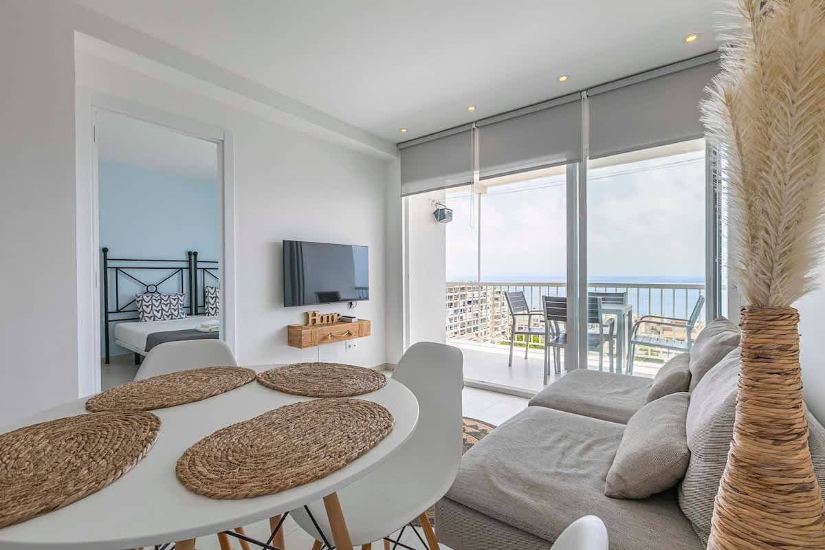 Foto 2 von 31: Stunning Sea-View Apt / 10 Minutes from the Beach!