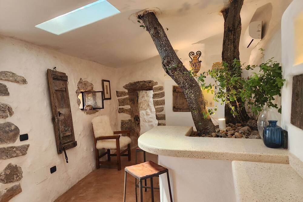 Foto 12 von 30: Paradiso Pajare, a traditional Salento trullo designed with modern amenities.