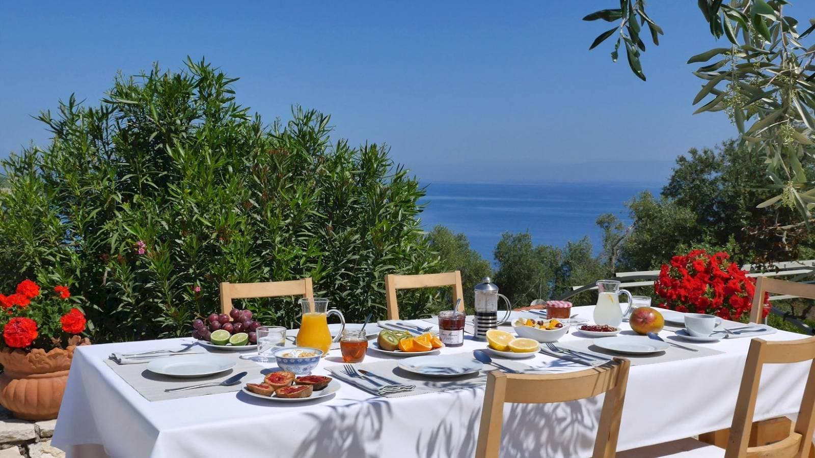 Foto 11 von 32: Beautiful Family Villa with Sea Views & Shaded Terraces near Beach
