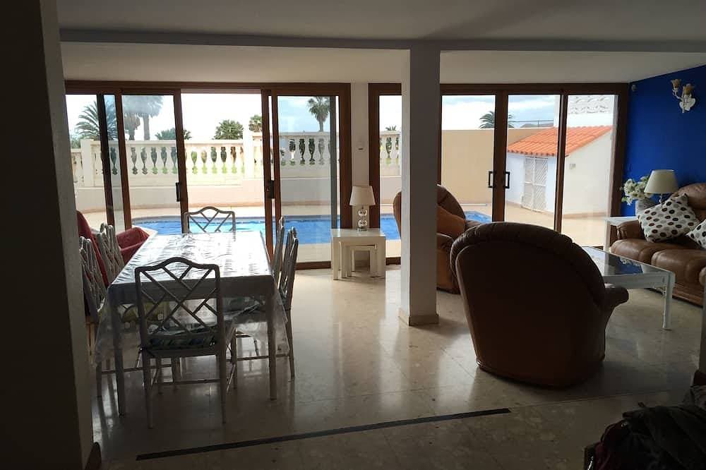 Foto 12 von 24: Villa, Pool, 8 Personen mit Blick auf den Golfplatz und das Meer Amarilla wifi
