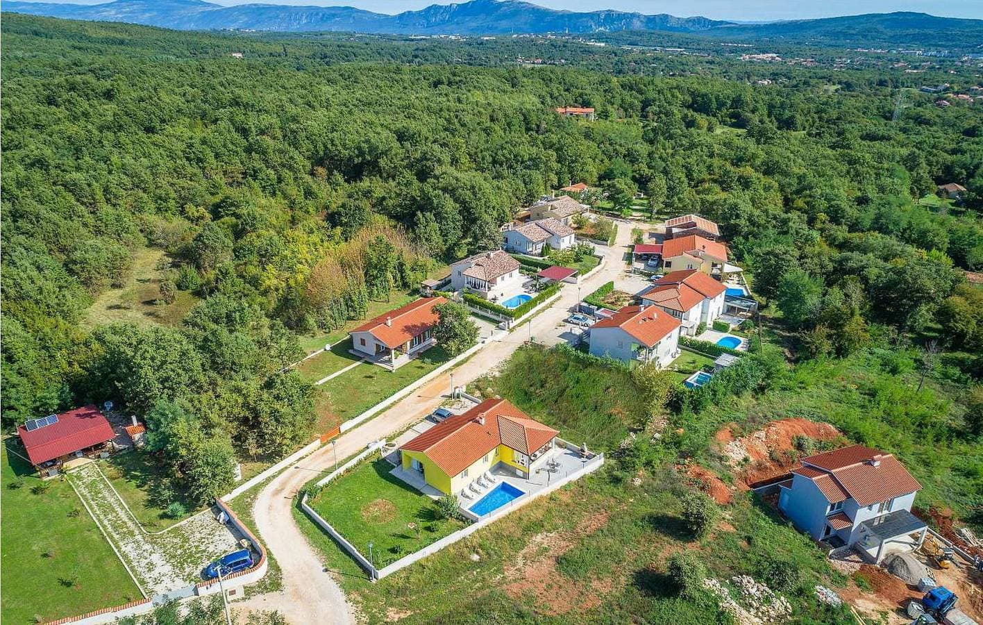 Foto 2 von 34: Gemütliche Unterkunft, 2 km von Raša entfernt – inklusive Pool, WLAN und Parkplatz!