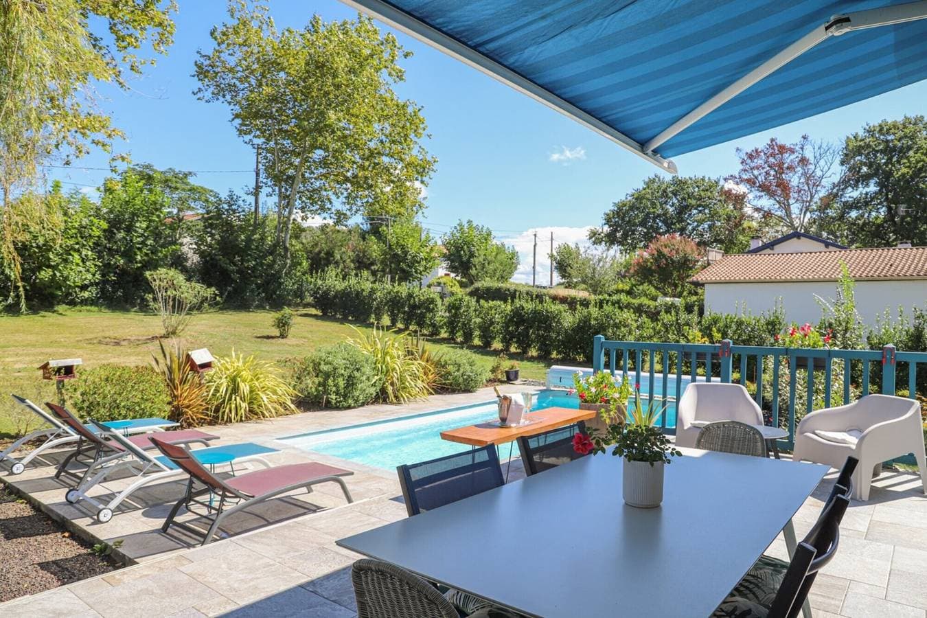 Foto 4 von 13: Gästezimmer 'Txori Etxea - Chambre Orange' mit Pool, Terrasse, Frühstück