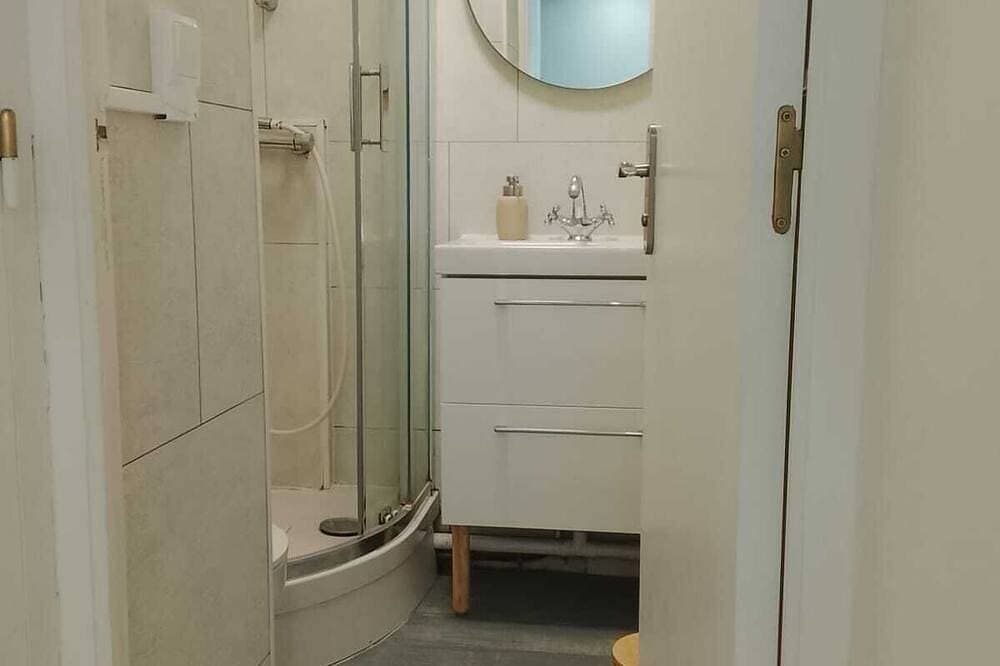 Foto 4 von 18: 2-Bedroom Apartment \"Nid Serein,\" with a garden, parking, everything within walking distance, near downtown, the harbor, and the beach