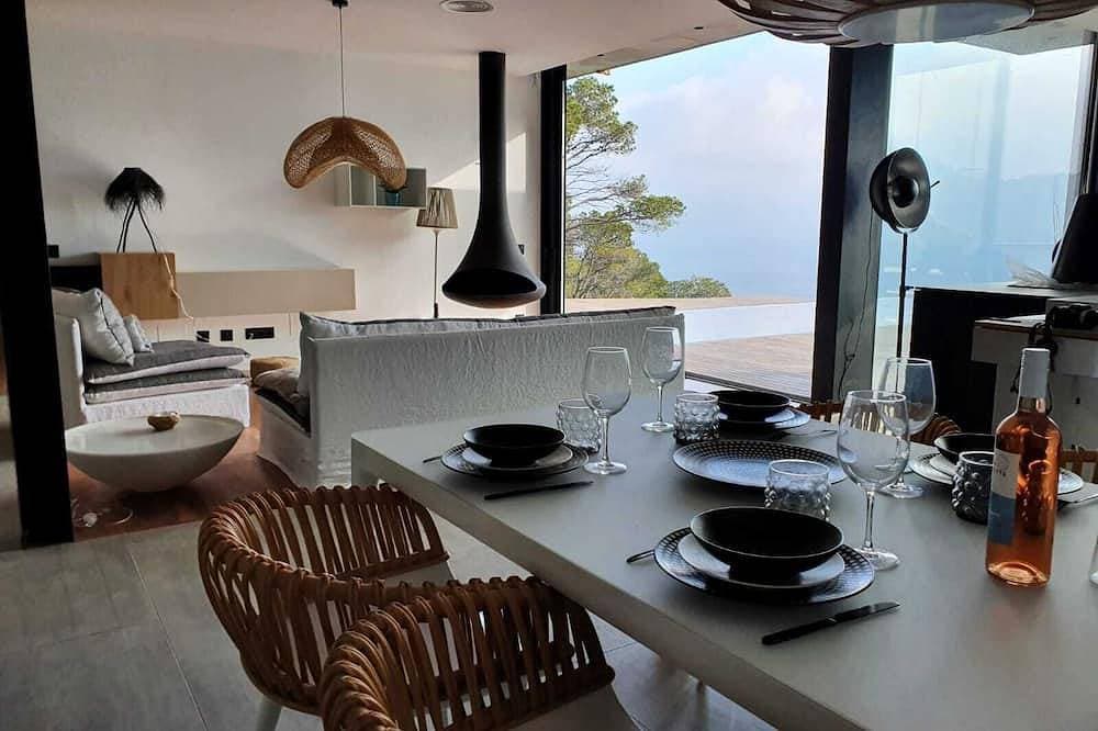Foto 8 von 30: Neue moderne Villa - Sa Tuna-Ansicht, beheizter Spiegelpool und Klimaanlage
