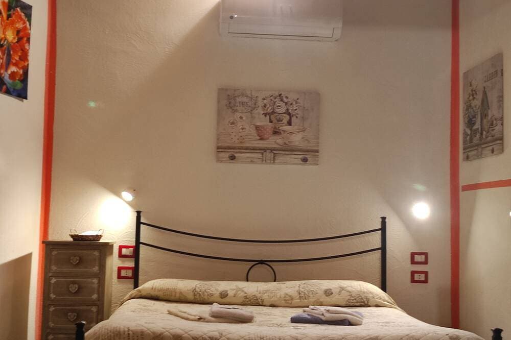 Hostal De Les Floristes! Floor 0- Four (2+1+1) - garden -Patio- TV 1