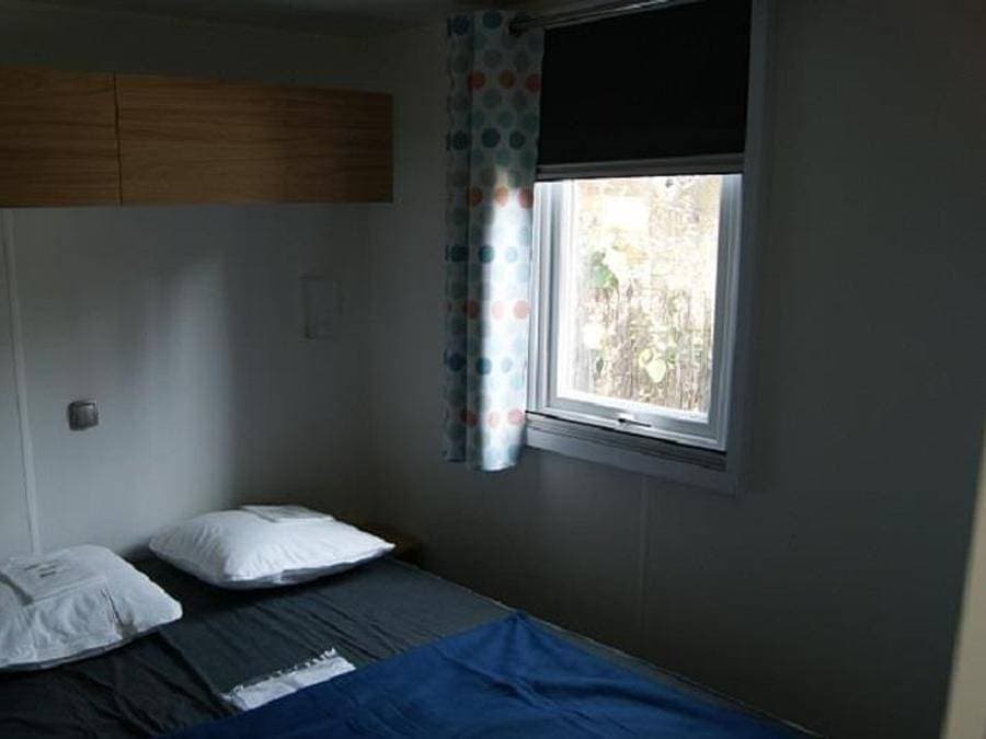 Foto 3 von 35: Flower Camping Orly d'Azur - Mobilheim 4 personen - Mobilheim Aglandau Confort 20m² - 1 Schlafzimmer - halbüberdachte Terrasse -.