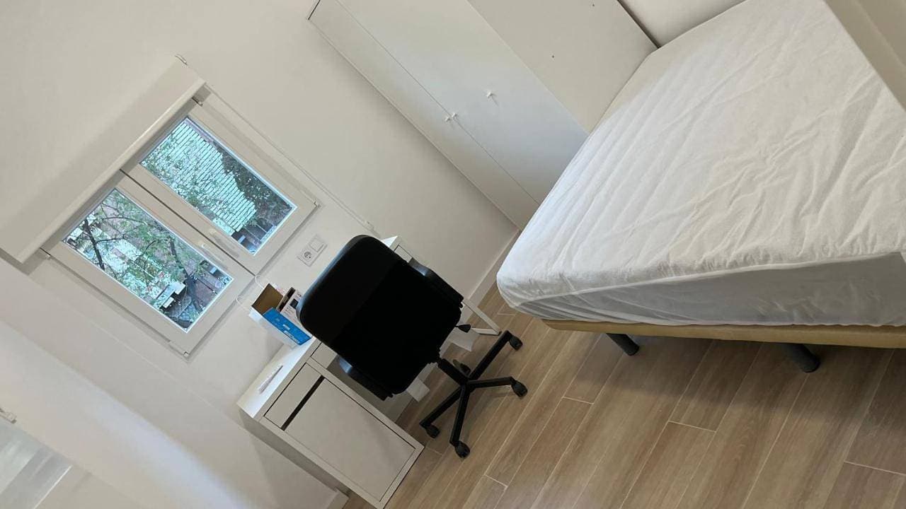 Habitación con cama doble y cerrojo en buena zona 1