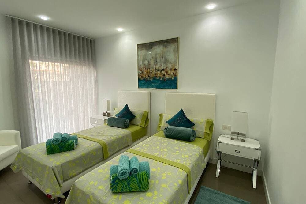 Foto 13 von 30: Luxury Villa in el Duque with 6 bedroom privet pool, the best area in Tenerife!