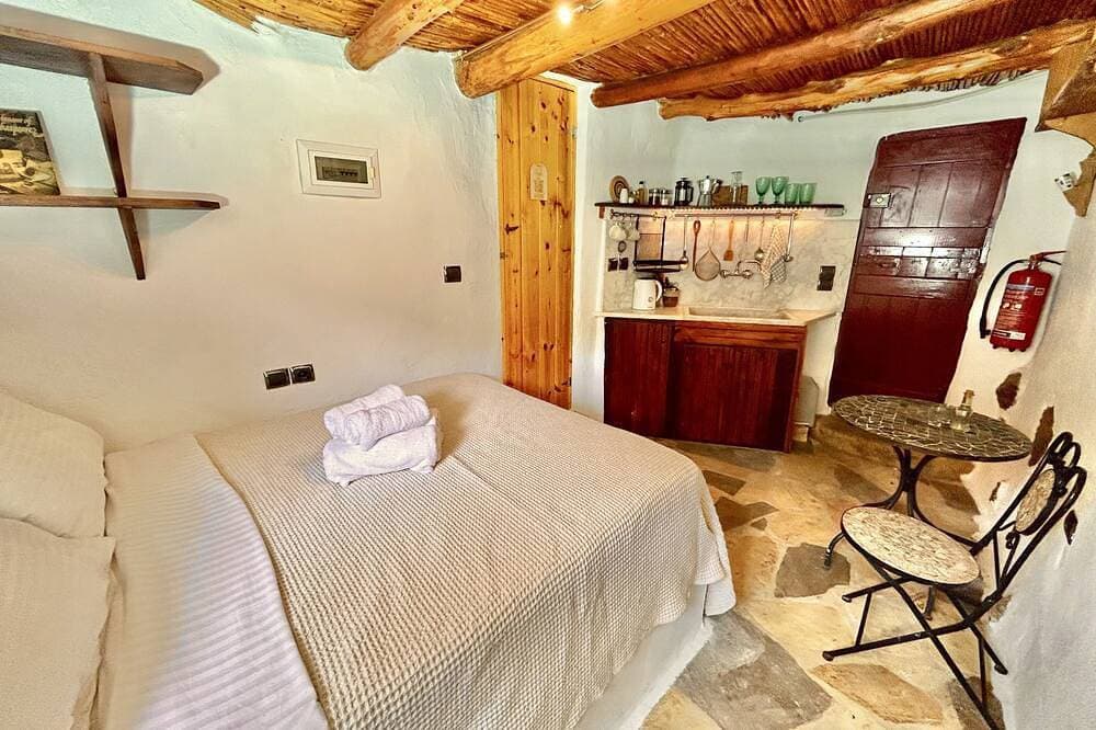 Foto 3 von 18: \"Kelari\"  300 years old cottage \"Natura cottages\" with sea view  shared garden