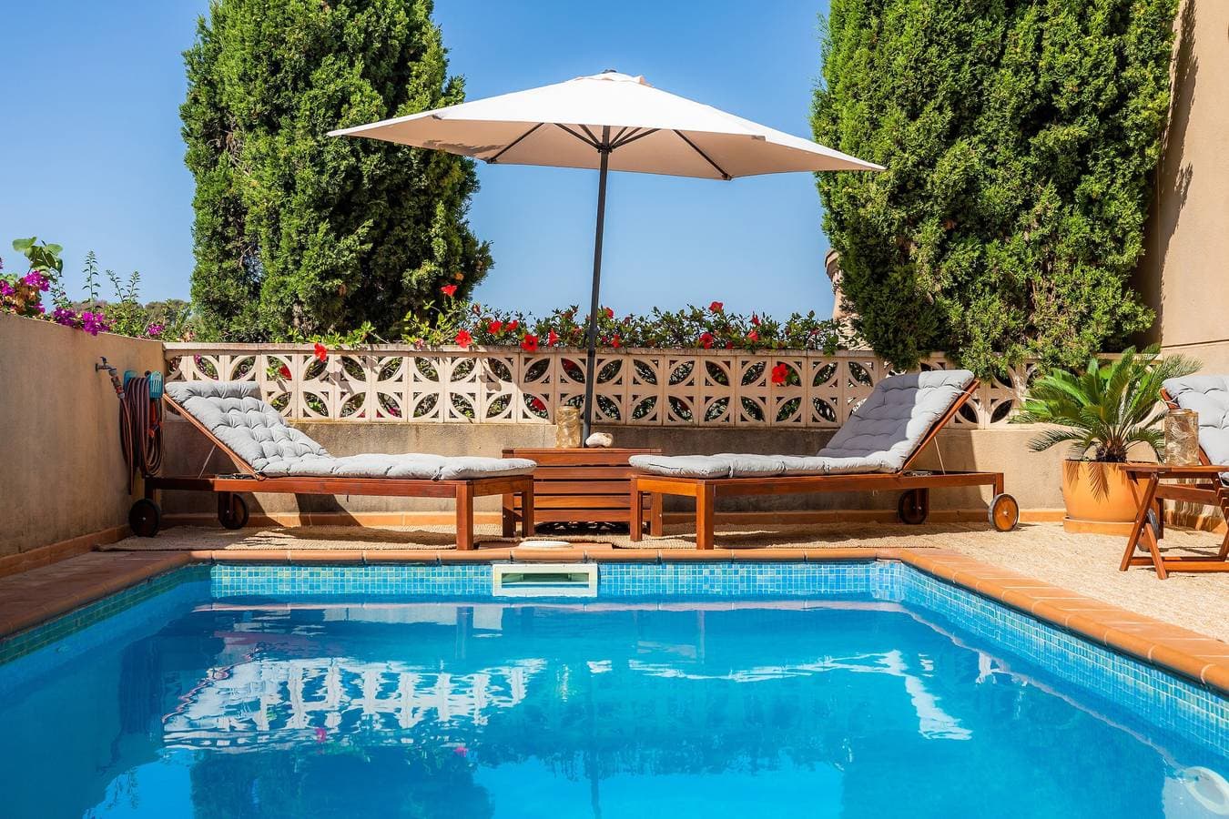 Foto 3 von 31: Ferienhaus „Villa Sion“ mit Bergblick, Pool, WLAN & Terrasse, nahe Stränden