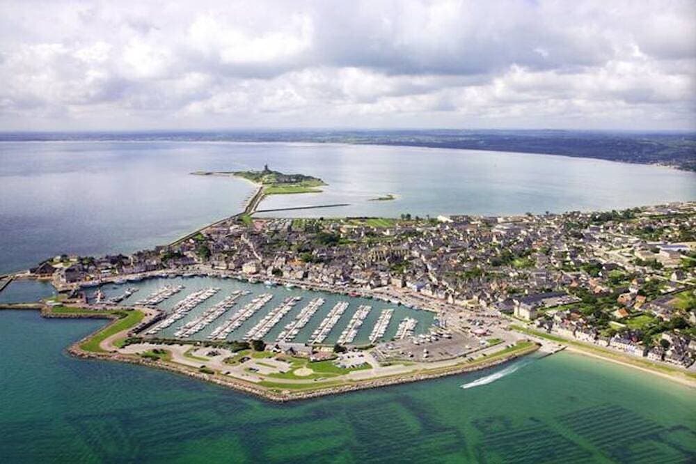 Foto 9 von 11: Möbliert *** in Saint-Vaast-la-Hougue Blick auf das Meer und die Insel Tatihou