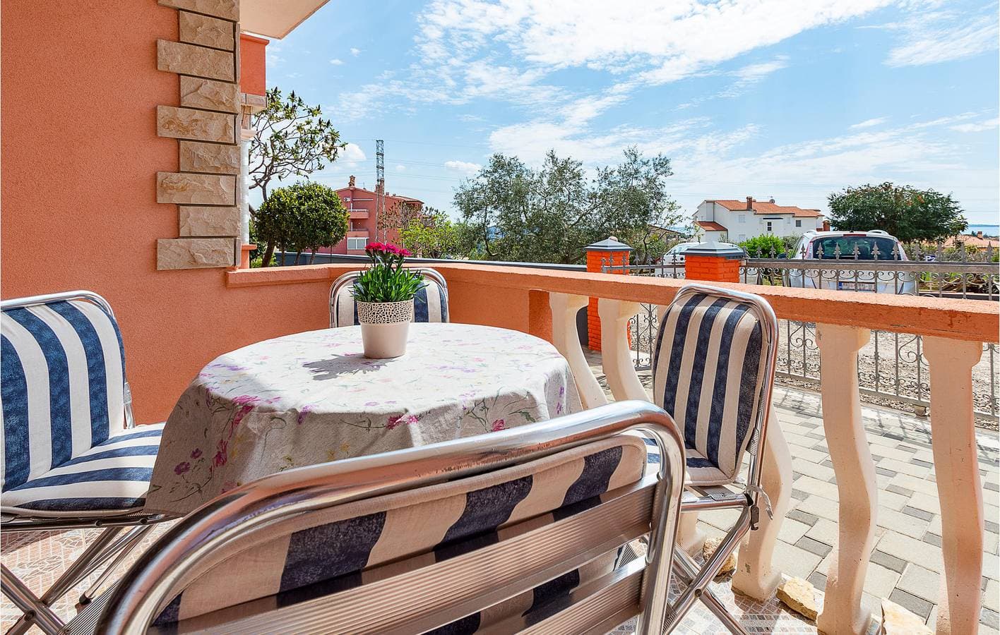 Foto 4 von 17: Gemütliche Ferienwohnung: WLAN, Klimaanlage und Terrasse in der Nähe des FKK-Strandes von Barbariga