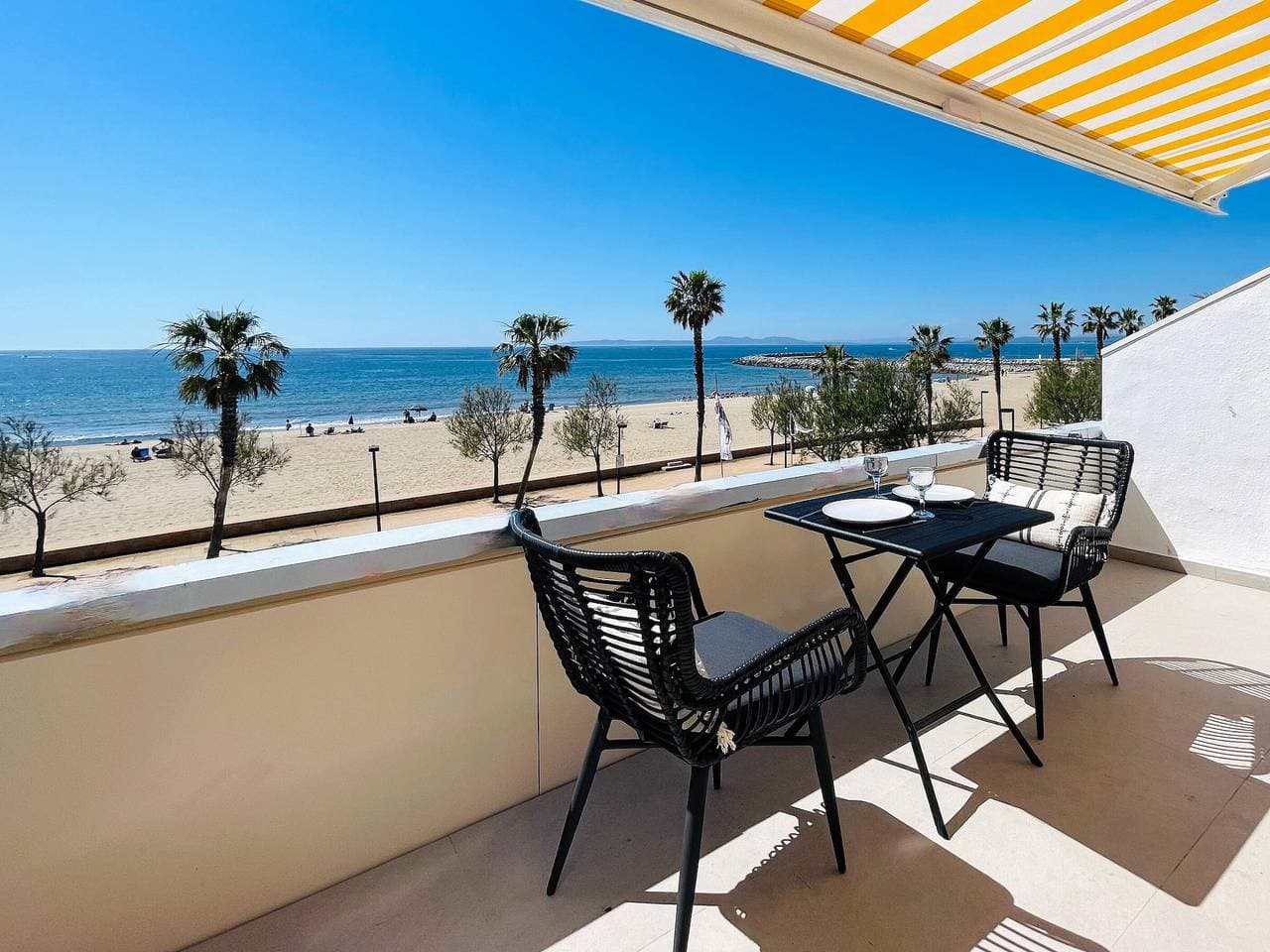 Foto 8 von 36: ¡Encantador apartamento en alquiler en Roses, Costa Brava! A 0 metros de la playa. Disfruta de la piscina comunitaria y las vistas al mar.