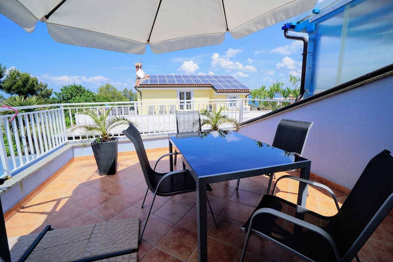 Foto 3 von 25: Ferienwohnung mit Balkon und Meerblick