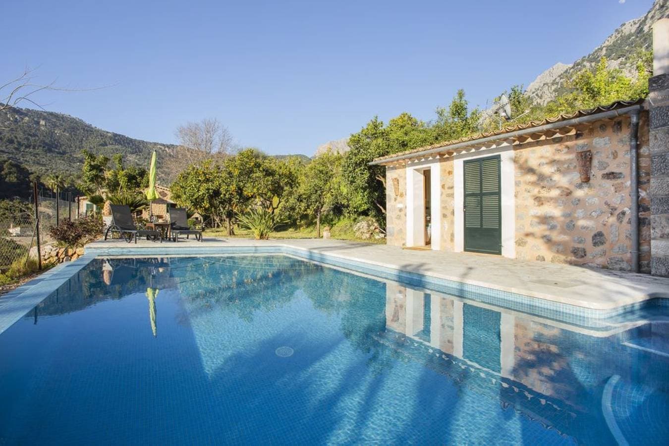 Foto 3 von 27: Ferienhaus "Es Tarongers" mit Bergblick, Garten, Terrasse & Pool