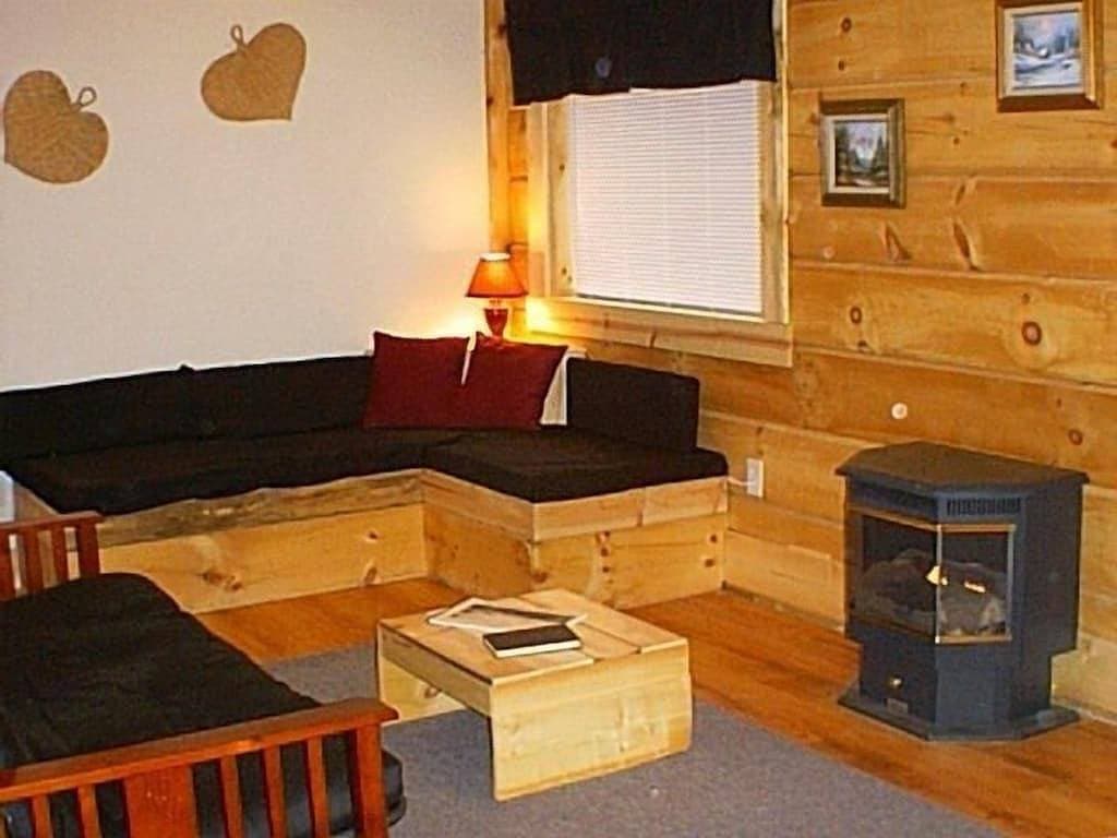 Foto 7 von 30: Abgeschiedenes Blockhaus. Heiße Wanne auf Deck und Whirlpool für zwei Personen am Kamin