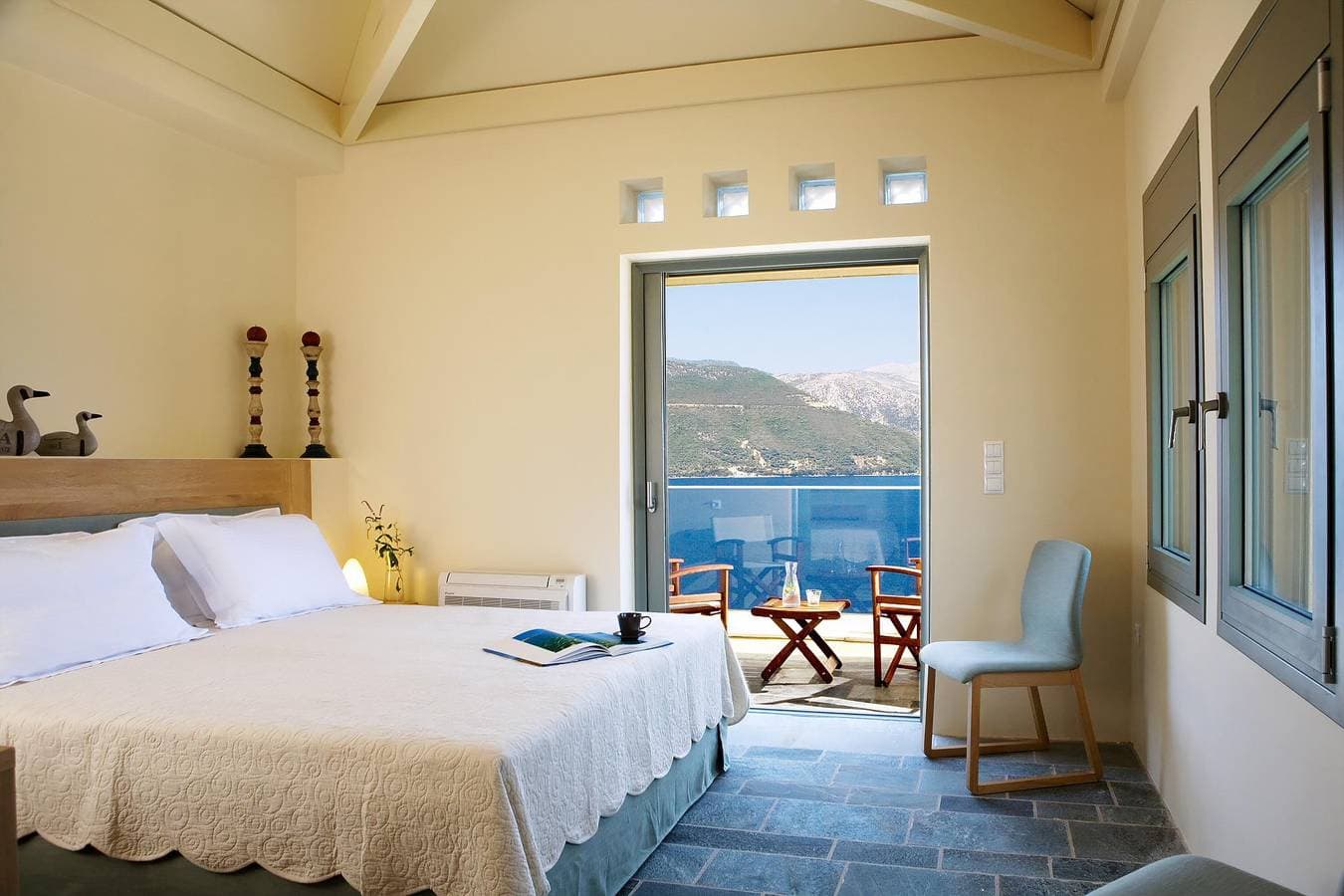 Foto 9 von 29: Stylish Contemporary Villa with Sea Views and Steps to the Water