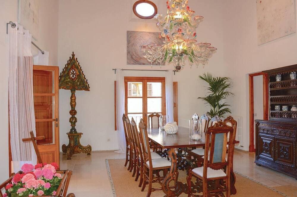 Foto 9 von 30: Nice home in Fornalutx with house a mountain view
